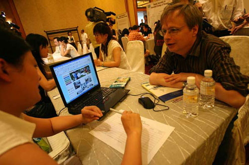A senior expatriate discussing a compensation package with a Chinese company representative at a talent fair in East China's Jiangsu province. Yang Haifeng, a telecoms expert who is also chief editor of Communications World Weekly, said Chinese companies can provide expatriates with promising prospects, good experience and, of course, generous salaries. 