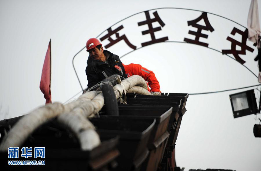 Rescuers are busy pumping water from the shaft of the coal mine in Qitaihe, northeast China&apos;s Heilongjiang Province, in an attempt to save 14 miners trapped underground by a flood on Sunday.