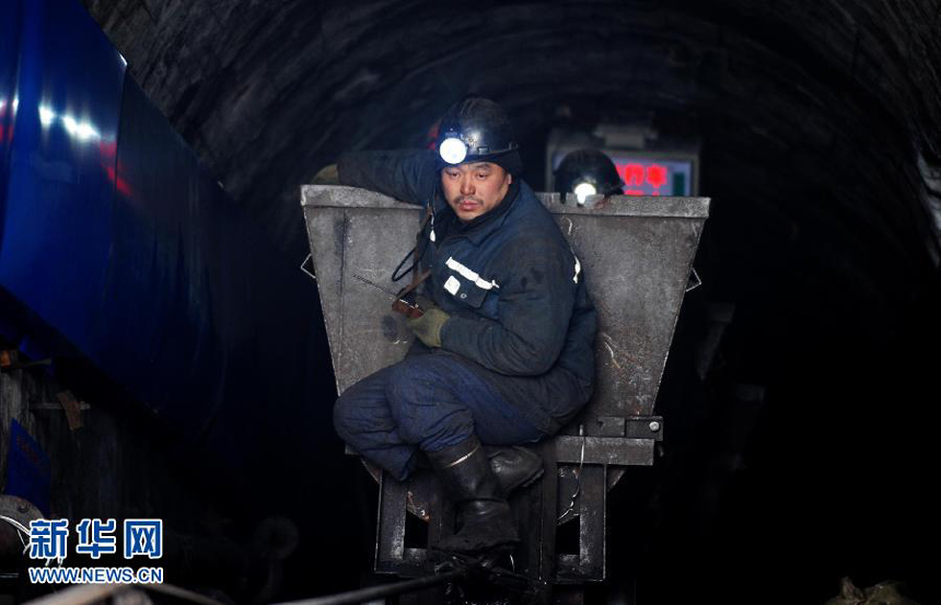 Rescuers are busy pumping water from the shaft of the coal mine in Qitaihe, northeast China&apos;s Heilongjiang Province, in an attempt to save 14 miners trapped underground by a flood on Sunday.