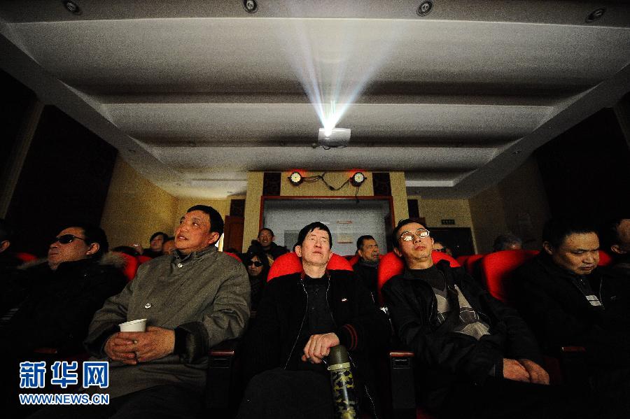 12月3日，盲人们在“观看”电影。位于成都市锦江区的无障碍电影院不久前投入使用。影厅有完善的无障碍设施——盲道、坡道、扶手一应俱全。影厅有32个座位，前后4排，同时还提供数个轮椅位。