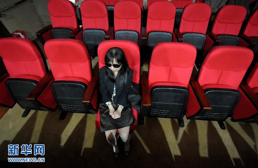 一名盲人在等待“观看”电影（10月15日摄）。位于成都市锦江区的无障碍电影院不久前投入使用。影厅有完善的无障碍设施——盲道、坡道、扶手一应俱全。影厅有32个座位，前后4排，同时还提供数个轮椅位。