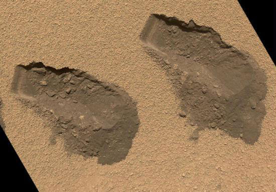 This is a view of the third (left) and fourth (right) trenches made by the 1.6-inch-wide (4-centimeter-wide) scoop on NASA's Mars rover Curiosity in October 2012. [CNTV]