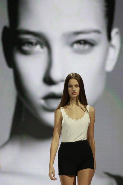 Romania's Lorena Sandu competes in the final round of the 2012 Elite Models Look contest in Shanghai December 1, 2012. [CNTV]
