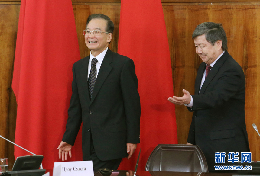 Chinese Premier Wen Jiabao holds talks with Kyrgyz Prime Minister Zhantoro Satybaldiyev in Bishkek, capital of Kyrgyzstan, Dec. 4, 2012. Wen Jiabao arrived here Tuesday to attend the 11th prime ministers&apos; meeting of the Shanghai Cooperation Organization (SCO) and pay an official visit to Kyrgyzstan. 