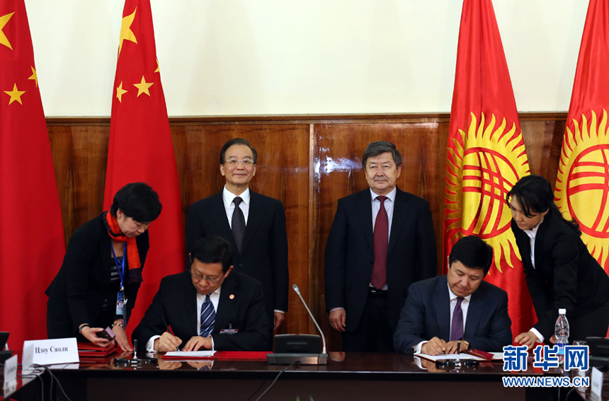 Chinese Premier Wen Jiabao holds talks with Kyrgyz Prime Minister Zhantoro Satybaldiyev in Bishkek, capital of Kyrgyzstan, Dec. 4, 2012. Wen Jiabao arrived here Tuesday to attend the 11th prime ministers&apos; meeting of the Shanghai Cooperation Organization (SCO) and pay an official visit to Kyrgyzstan. 