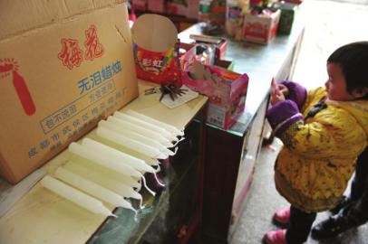 不少网购卖家打着“世界末日”的旗号出售蜡烛。[资料图]