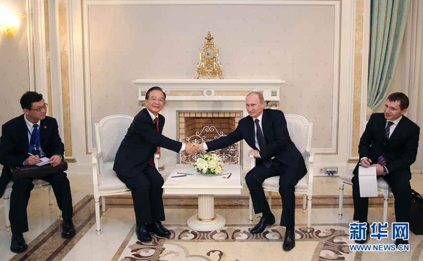 Chinese Premier Wen Jiabao (L) meets with Russian President Vladimir Putin in Sochi, Russia, Dec. 6, 2012.