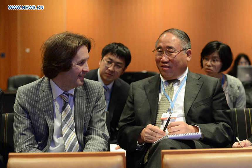 Xie Zhenhua (R), head of China&apos;s delegation to the ongoing UN climate talks, chats with Oleg Shamanov, senior negotiator from the Russian Federation, on the extension day of UN climate talks in Qatar National Convention Center in Doha, Qatar, Dec. 8, 2012.