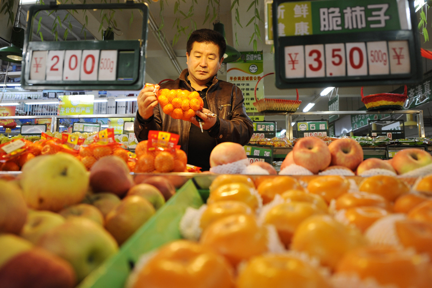 A citizen buys fruit at a market in Yinchuan, capital of northwest China&apos;s Ningxia Hui Autonomous Region, Dec. 5, 2012. China&apos;s consumer price index (CPI), a main gauge of inflation, grew 2 percent year on year in November, the National Bureau of Statistics announced Sunday. The inflation rate increased from a 33-month low of 1.7 percent in October as food prices increased.