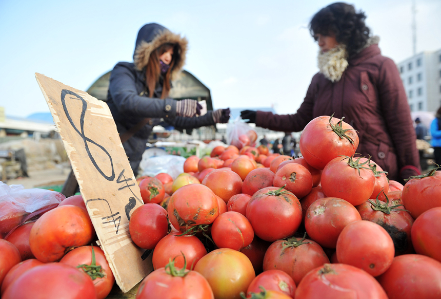 A citizen buys vegetables at a market in Yinchuan, capital of northwest China&apos;s Ningxia Hui Autonomous Region, Dec. 6, 2012. China&apos;s consumer price index (CPI), a main gauge of inflation, grew 2 percent year on year in November, the National Bureau of Statistics announced Sunday. The inflation rate increased from a 33-month low of 1.7 percent in October as food prices increased.