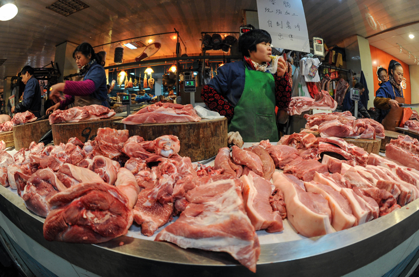 A meat seller wait for customers at a market in Hangzhou, capital of east China&apos;s Zhejiang Province, Dec. 9, 2012. China&apos;s consumer price index (CPI), a main gauge of inflation, grew 2 percent year on year in November, the National Bureau of Statistics announced Sunday. The inflation rate increased from a 33-month low of 1.7 percent in October as food prices increased. 