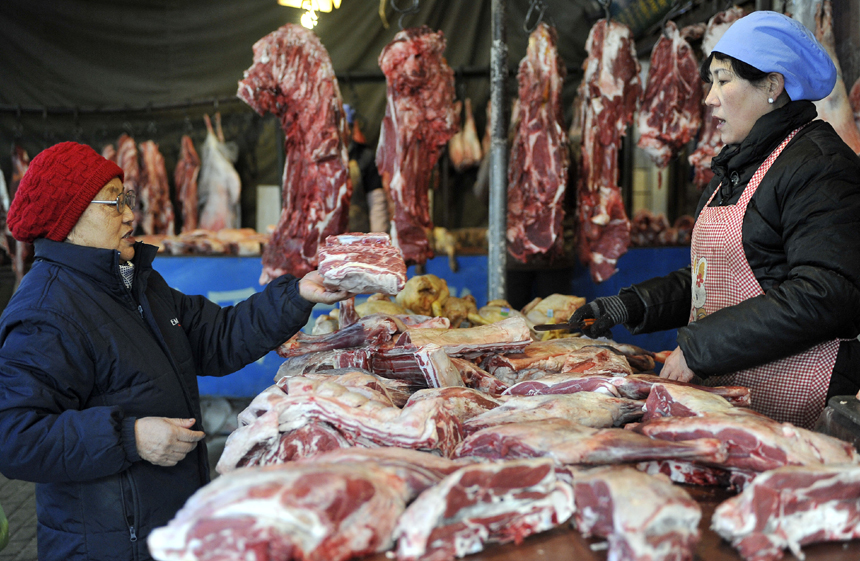 A citizen buys meats at a market in Yinchuan, capital of northwest China&apos;s Ningxia Hui Autonomous Region, Dec. 7, 2012. China&apos;s consumer price index (CPI), a main gauge of inflation, grew 2 percent year on year in November, the National Bureau of Statistics announced Sunday. The inflation rate increased from a 33-month low of 1.7 percent in October as food prices increased. 