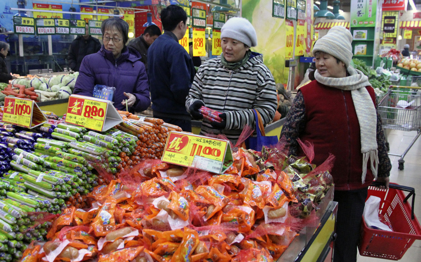 People do shopping in a supermarket in Handan, Hebei Province, Dec. 9, 2012. China&apos;s consumer price index (CPI), a main gauge of inflation, grew 2 percent year on year in November, the National Bureau of Statistics announced Sunday. The inflation rate increased from a 33-month low of 1.7 percent in October as food prices increased. 