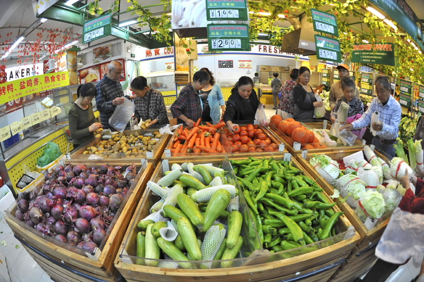 People do shopping in a supermarket in Qionghia, Hainan Province, Dec. 9, 2012. China&apos;s consumer price index (CPI), a main gauge of inflation, grew 2 percent year on year in November, the National Bureau of Statistics announced Sunday. The inflation rate increased from a 33-month low of 1.7 percent in October as food prices increased. 