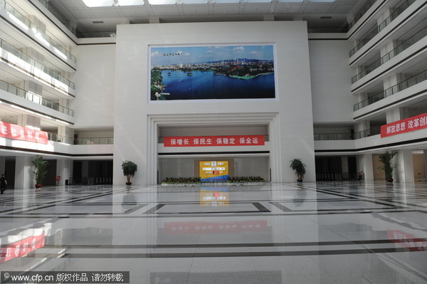 Long'ao Building, the municipal government office building of Jinan city in Shandong province, is the second largest single building in the world, next only to the Pentagon. With an investment of 4 billion yuan ($642 million), the building has a floor area of 370,000 square meters and more than 40 lifts. It is also the largest government office building in China. [Photo/CFP] 