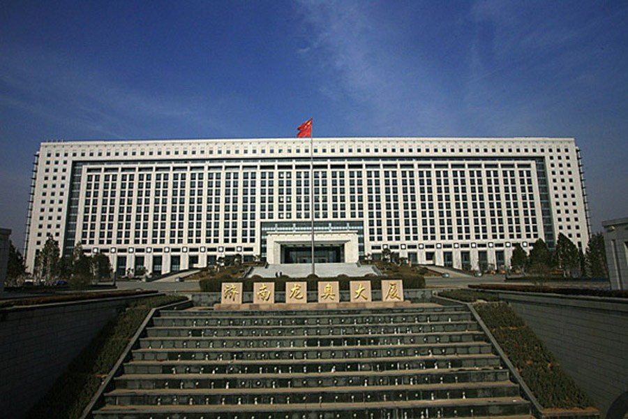 济南龙奥大厦，位于济南经十东路奥体中心，建筑面积37万平米，造价40亿，里面走廊周长为1公里，有40多部电梯，电话和电脑信息点插座有45000个。