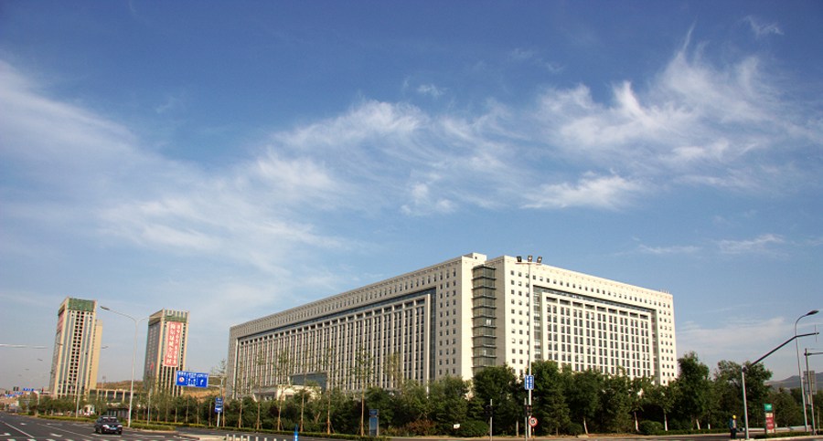 济南龙奥大厦，位于济南经十东路奥体中心，建筑面积37万平米，造价40亿，里面走廊周长为1公里，有40多部电梯，光电话和电脑信息点插座就有45000个。龙奥大厦是世界第二亚洲第一的单体建筑，是全国最大的政府大楼。