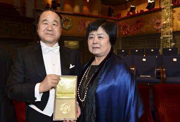 Mo Yan (L) of China, winner of the 2012 Nobel Prize for Literature, smiles as he poses next to his wife Du Qinlan after receiving his prize during the Nobel Prize award ceremony at the Stockholm Concert Hall in Stockholm December 10, 2012.[Photo/Agencies]