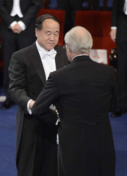 Winner of the 2012 Nobel Prize for Literature Mo Yan (L) of China receives his prize from Sweden's King Carl XVI Gustaf during the Nobel Prize award ceremony at the Stockholm Concert Hall in Stockholm December 10, 2012.[Photo/Xinhua]