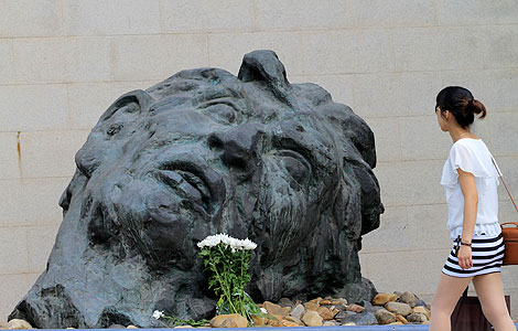 A visitor walks past a statue at the Nanking Massacre Museum, east China's Jiangsu province Sept 18, 2012. The statue depicts a victim of the Nanking Massacre. [Photo/Asianewsphoto]