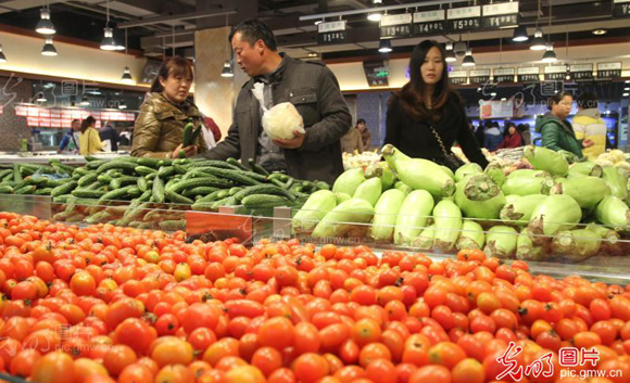 Farm produce prices have continued to trend up in 36 large and medium-sized cities in China, the Ministry of Commerce said on Tuesday. In the picture, people do shopping in a market in Xuchang, Henan Province, on Nov. 26.