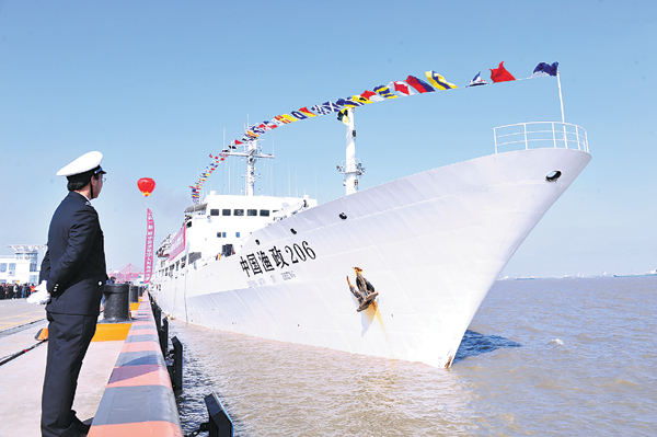 The Yuzheng 206, China's largest fishery patrol ship, at port in Shanghai on Tuesday. The vessel embarked on its maiden voyage from Shanghai on Tuesday to patrol waters near the Diaoyu Islands, showing China's determination to safeguard its sovereignty over the islands. [Photo/Xinhua]   