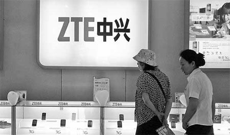 A customer shops in a ZTE franchise store in Yichang, Hubei province. ZTE, the world's fifth-largest telecom equipment vendor, has announced it will invest $30 million in the US. [China Daily]