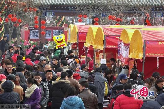 Lianhuachi temple fair at the Lotus Pond Park is quite traditional, with more than 100 events going on to make the park an ideal place to enjoy Chinese folk arts and food.