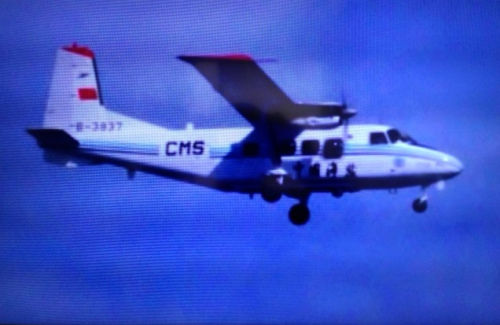 A Chinese marine surveillance plane was sent to join vessels patrolling the territorial waters around the Diaoyu Islands on Thursday morning, according to China's maritime authorities. [Photo/Xinhua]