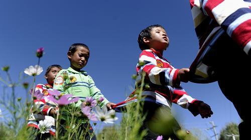 Kids in Kiki's Kindergarten play outdoors in Shigatse, in northwest China's Tibet Autonomous Region. [Photo/Xinhua]