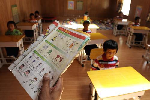 Students learn English in Kiki's Kindergarten. [Xinhua]