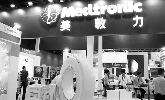 US-based medical device provider Medtronic's stand at a medical equipment exhibition in Beijing. The company acquired China Kanghui Holdings, an orthopedic devices manufacturer, for $816 million in cash in September. [China Daily]