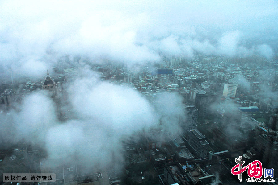 Taipei 101, also known as the Taipei Financial Center, is a 509-m, 101-story landmark skyscraper located in Xinyi District of Taipei. Upon completion in 2004, the mega building had been the tallest building in the world until Dubai's 828m-tall Burj Khalifa overtook it in January, 2010. Now, let's fly high into the sky and have a bird's-eye view of the entire city. [Photo by Qin Hai/China.org.cn]