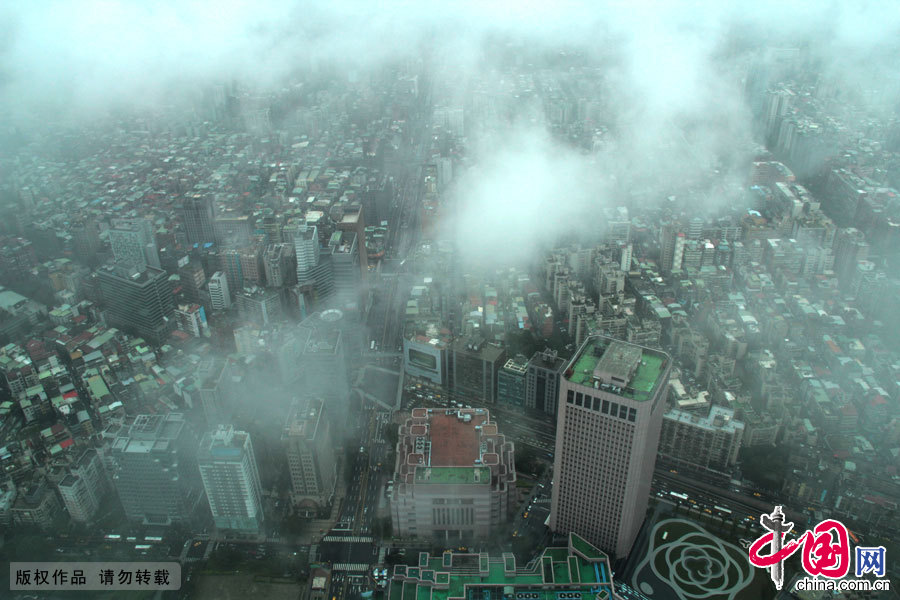 Taipei 101, also known as the Taipei Financial Center, is a 509-m, 101-story landmark skyscraper located in Xinyi District of Taipei. Upon completion in 2004, the mega building had been the tallest building in the world until Dubai's 828m-tall Burj Khalifa overtook it in January, 2010. Now, let's fly high into the sky and have a bird's-eye view of the entire city. [Photo by Qin Hai/China.org.cn]