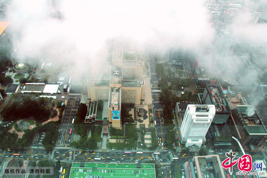 Taipei 101, also known as the Taipei Financial Center, is a 509-m, 101-story landmark skyscraper located in Xinyi District of Taipei. Upon completion in 2004, the mega building had been the tallest building in the world until Dubai's 828m-tall Burj Khalifa overtook it in January, 2010. Now, let's fly high into the sky and have a bird's-eye view of the entire city. [Photo by Qin Hai/China.org.cn]