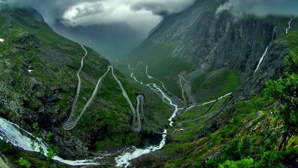 Most beautiful, 'deadly' highways around world [forum.home.news.cn]