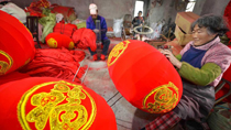Villagers make Chinese lanterns for Spring Festival- China.org.cn