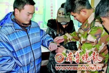 情侣戴着的手铐打不开，向消防官兵求助。