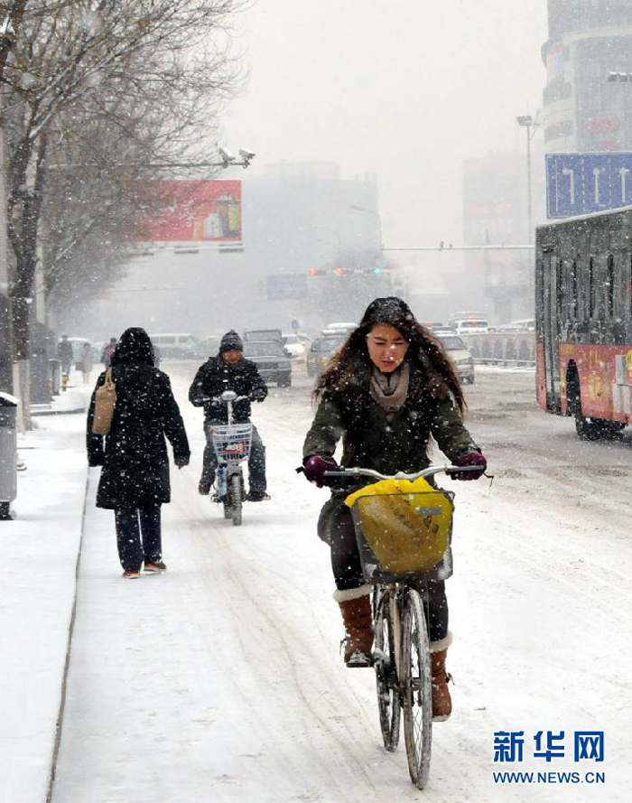 People brave the snow and cold in Hohhot, Inner Mongolia Autonomous, on Dec. 20, 2012. Many parts north China saw heavy snowfall on Thursday. 