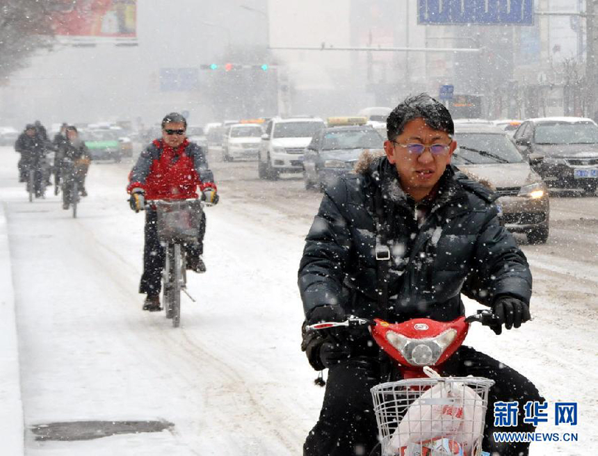 People brave the snow and cold in Hohhot, Inner Mongolia Autonomous, on Dec. 20, 2012. Many parts north China saw heavy snowfall on Thursday.