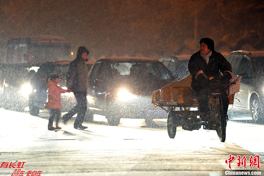 People brave the snow and cold in Beijing on Dec. 20, 2012. Many parts north China saw heavy snowfall on Thursday. 