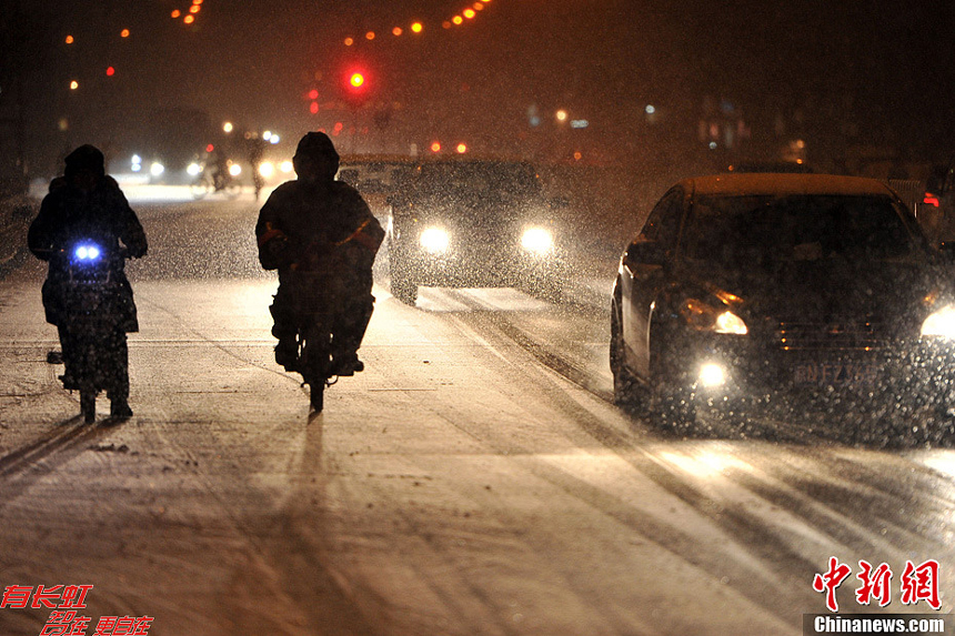 People brave the snow and cold in Beijing on Dec. 20, 2012. Many parts north China saw heavy snowfall on Thursday. 