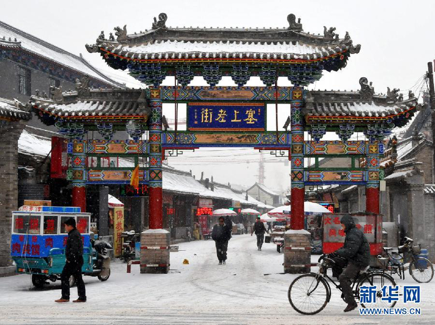 People brave the snow and cold in Hohhot, Inner Mongolia Autonomous, on Dec. 20, 2012. Many parts north China saw heavy snowfall on Thursday.