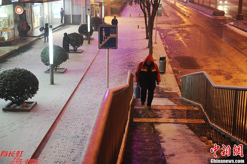 People brave the snow and cold in Beijing on Dec. 20, 2012. Many parts north China saw heavy snowfall on Thursday.