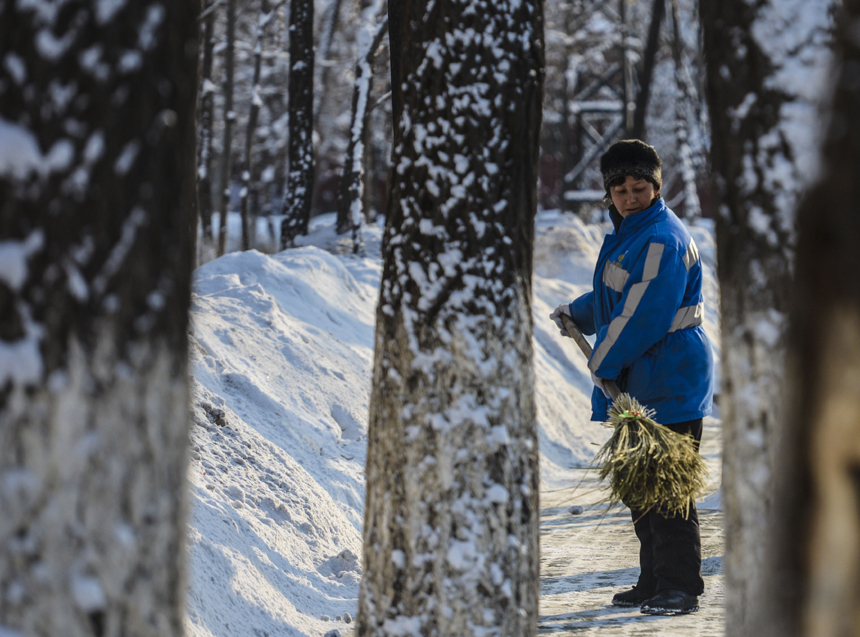 A sanitation worker sweeps snow in Urumqi, Xinjiang Uygur Autonomous Region, on Dec. 20, 2012. Many parts north China saw heavy snowfall on Thursday. 