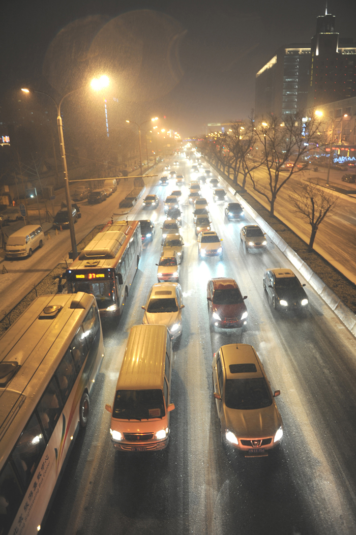 Beijing was hit by heavy snowfall on Thursday. [Xinhua photo]