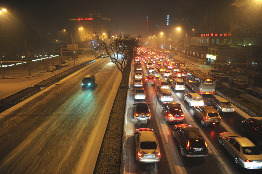 Beijing was hit by heavy snowfall on Thursday. [Xinhua photo]