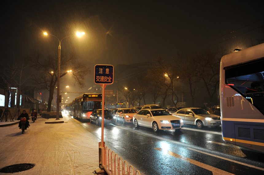 Beijing was hit by heavy snowfall on Thursday. [Xinhua photo]