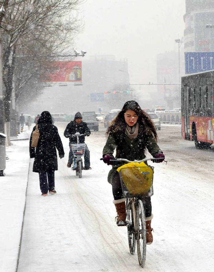 People brave the snow and cold in Hohhot, Inner Mongolia Autonomous, on Dec. 20, 2012. Many parts north China saw heavy snowfall on Thursday. [Xinhua photo]