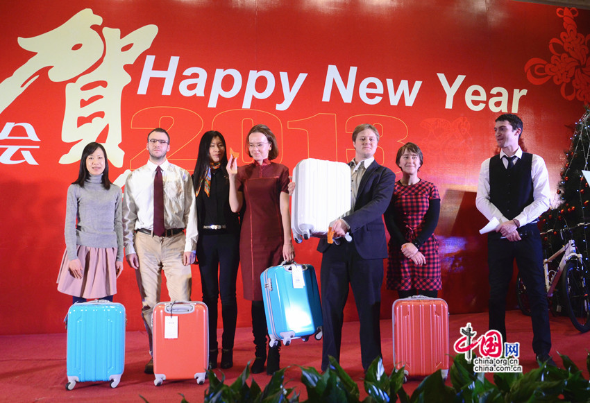 China International Publishing Group (CIPG) held its annual Christmas Party to honor its foreign experts and foreign staffs at the Xinjiang Plaza in Beijing on December 19. Over 200 guests attended the gala event, and all the attendees came dressed in their Sunday finest.